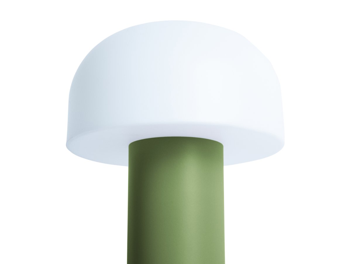 Luca LED 22cm Vert portable De Leitmotiv - Grâce à sa conception LED sans fil, la lampe offre une grande liberté de placement et, avec une autonomie allant jusqu'à 8 heures, elle est idéale pour créer une ambiance chaleureuse.