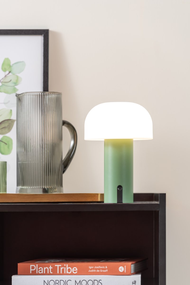 Luca LED 22cm Vert portable De Leitmotiv - Grâce à sa conception LED sans fil, la lampe offre une grande liberté de placement et, avec une autonomie allant jusqu'à 8 heures, elle est idéale pour créer une ambiance chaleureuse.