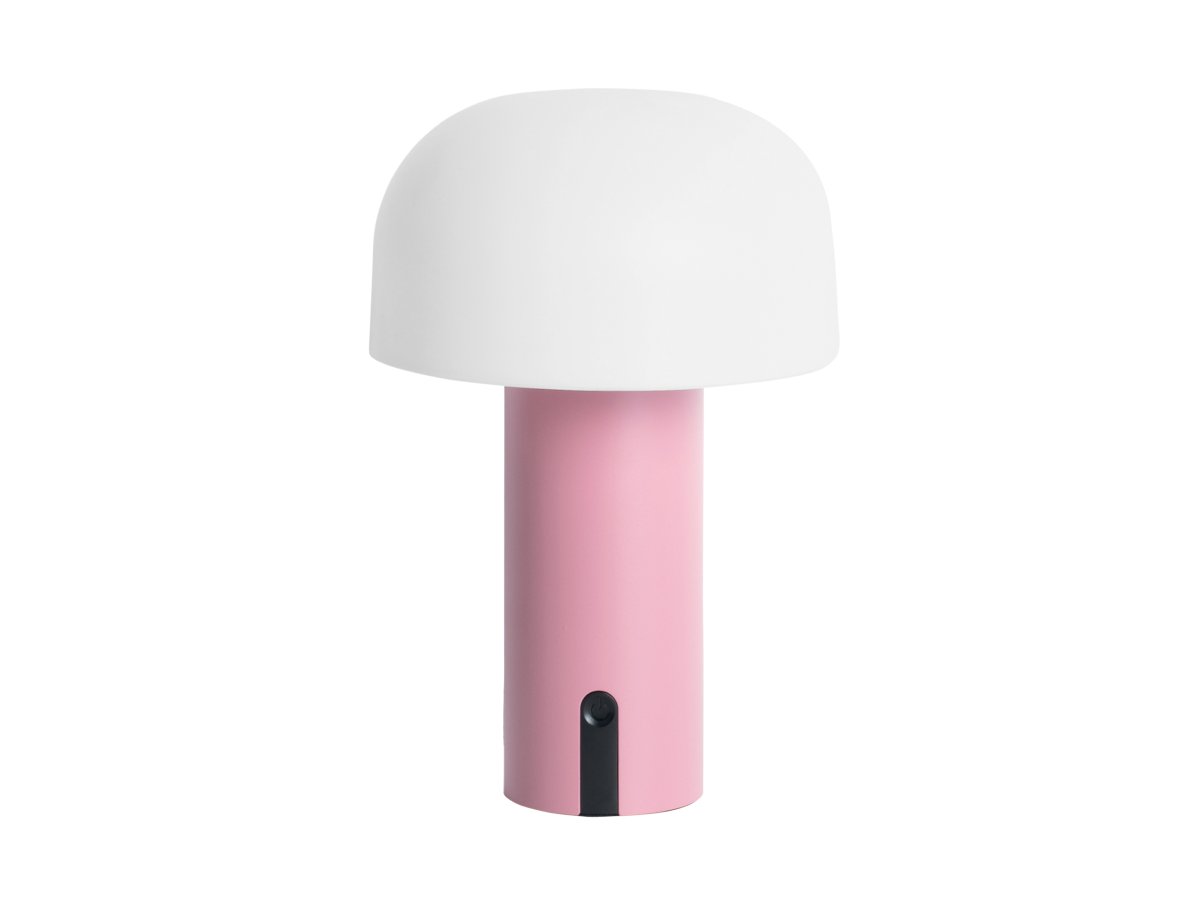 Luca LED 22cm Rose portable De Leitmotiv - Fabriquée en métal avec une jolie finition rose, elle est dotée d'un abat-jour en plastique blanc laiteux qui diffuse une lumière douce et agréable.