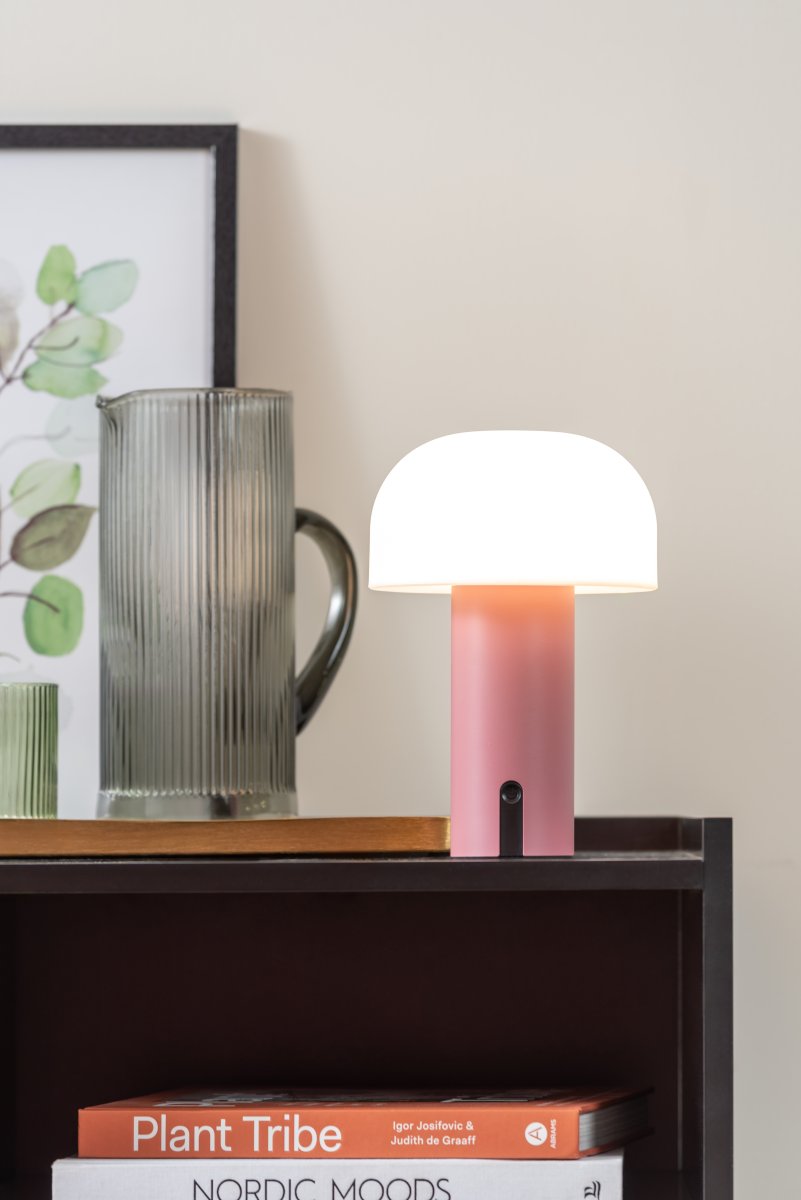 Luca LED 22cm Rose portable De Leitmotiv - Fabriquée en métal avec une jolie finition rose, elle est dotée d'un abat-jour en plastique blanc laiteux qui diffuse une lumière douce et agréable.