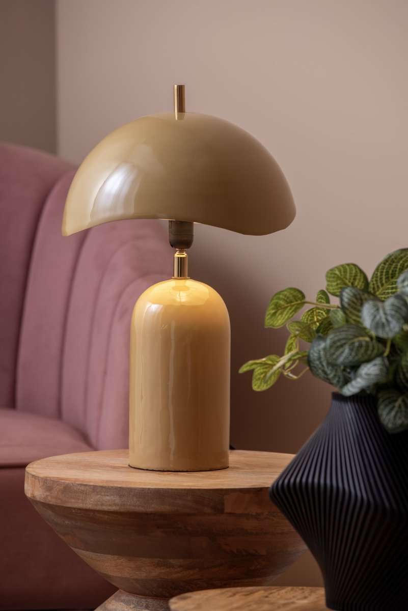 Querido 40cm Jaune lampe de table De Leitmotiv - Fabriquée en métal avec une finition jaune miel brillante et des détails dorés, elle apporte une touche de style à votre intérieur.