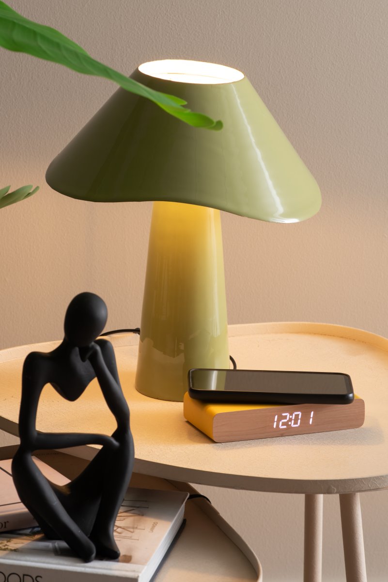 Ameno 33cm Vert lampe de table De Leitmotiv - Ameno est une lampe de table élégante en métal vert brillant qui diffuse une lumière douce et harmonieuse.