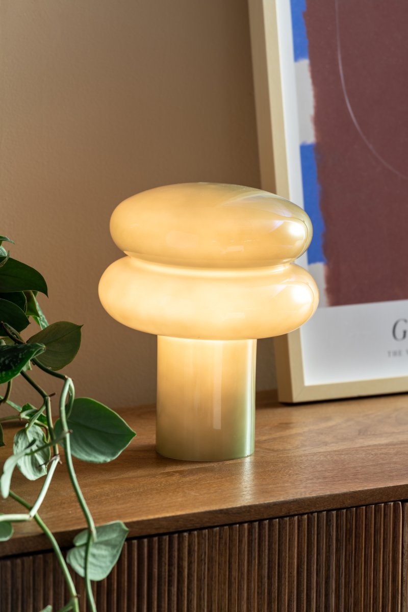 Incesante 24cm Vert lampe de table De Leitmotiv - Incesante est une lampe de table sculpturale en verre, dotée d'un abat-jour vert profond qui diffuse une lumière chaude et tamisée.