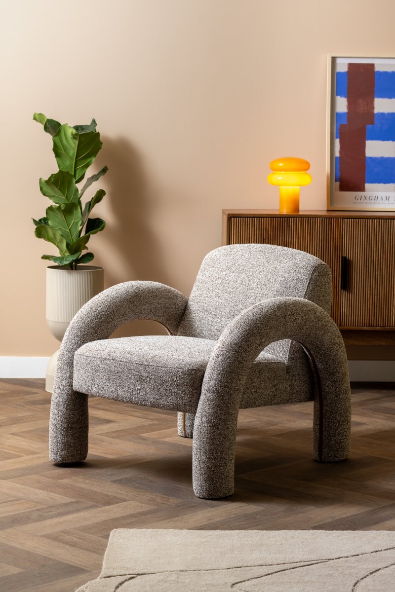 Incesante 24cm Jaune lampe de table De Leitmotiv - Incesante est une lampe de table sculpturale en verre, dotée d'un abat-jour jaune profond qui diffuse une lumière chaude et tamisée.