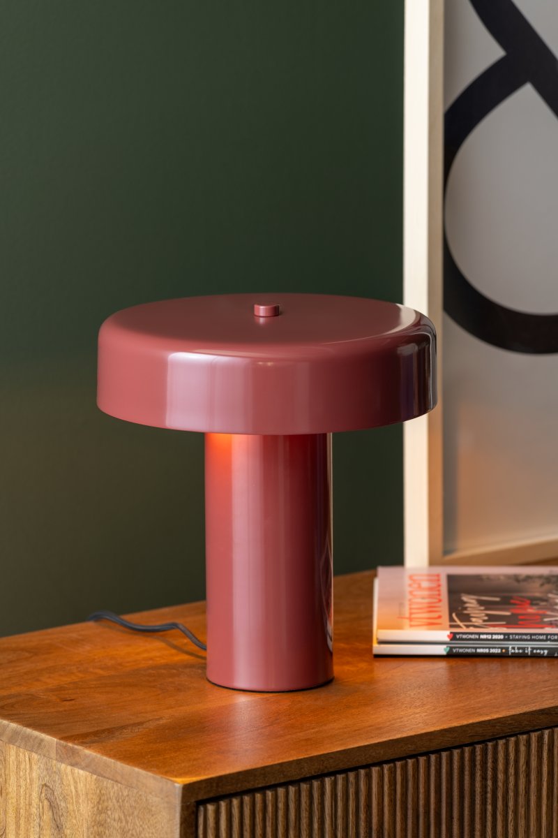 Riqueza Palo 26cm Bourgogne lampe de table De Leitmotiv - L'élégante lampe de table Riqueza Palo, en métal brillant avec abat-jour bordeaux, séduit par sa silhouette élancée et son design épuré.