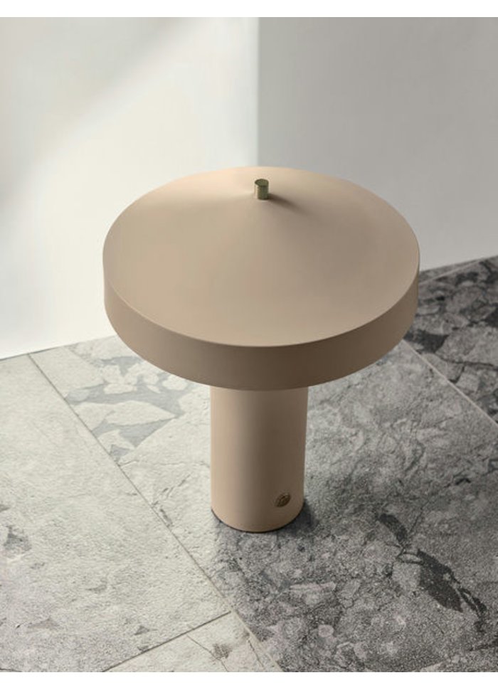 Hatto 40cm Beige lampe de table De OYOY - Elle fait partie de la célèbre série Hatto et est disponible en plusieurs coloris modernes.