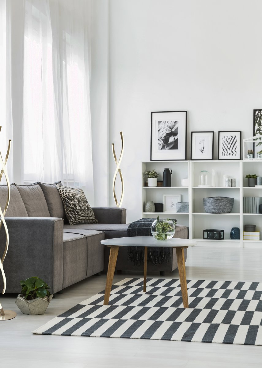 Swirl Acier lampadaire De Aneta Lighting - La lampe s'allume et s'&eacute;teint &agrave; l'aide d'un variateur &agrave; pied pour cr&eacute;er l'ambiance souhait&eacute;e.