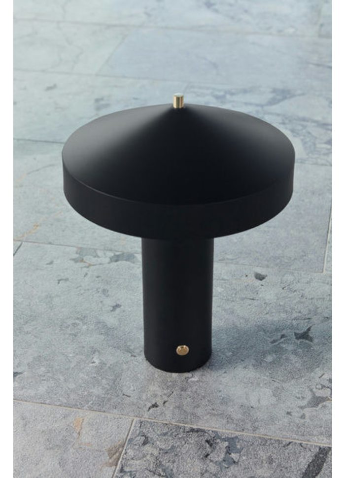 Hatto 40cm Noir lampe de table De OYOY - Elle fait partie de la célèbre série Hatto et est disponible en plusieurs coloris modernes.