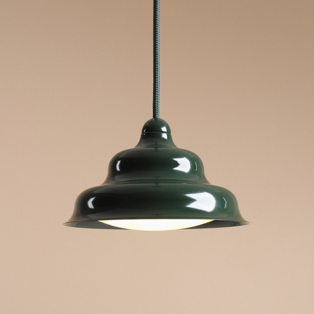 Wave Ø17 Vert foncé suspension De Artera - Wave est une suspension moderne au design rétro, ce qui en fait une lumière polyvalente qui s'intègre dans n'importe quelle maison.