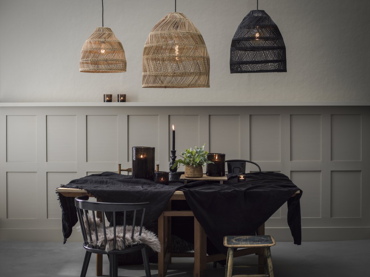 Maja Ø46 Nature suspension De PR Home - Le motif d&eacute;coratif du rotin cr&eacute;e un agr&eacute;able jeu de lumi&egrave;re dans la pi&egrave;ce lorsqu'elle est allum&eacute;e, contribuant &agrave; une ambiance chaleureuse.