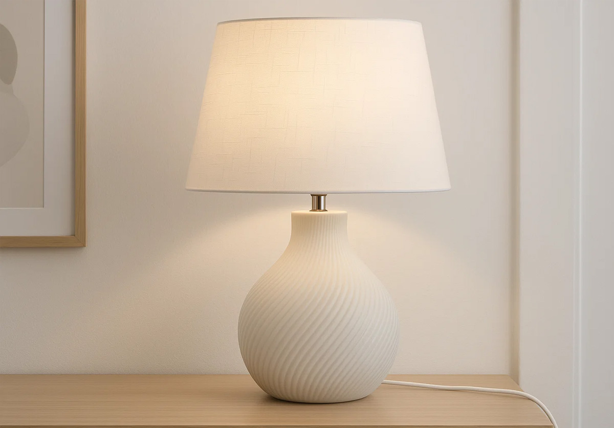 Manchester 50cm Blanc lampe de table De Nordic Lighting - Elle est fournie avec un c&acirc;ble en plastique blanc de 1,8 m avec interrupteur et prise.