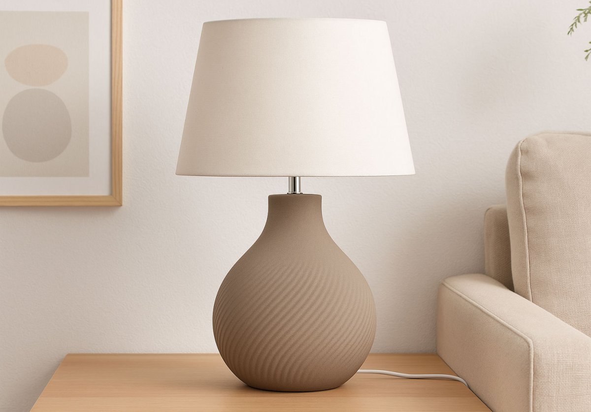 Manchester 50cm Brun lampe de table De Nordic Lighting - Ses couleurs chaudes et son design &eacute;l&eacute;gant font de cette lampe un &eacute;l&eacute;ment de d&eacute;coration intemporel, id&eacute;al pour cr&eacute;er une atmosph&egrave;re harmonieuse et chaleureuse.
