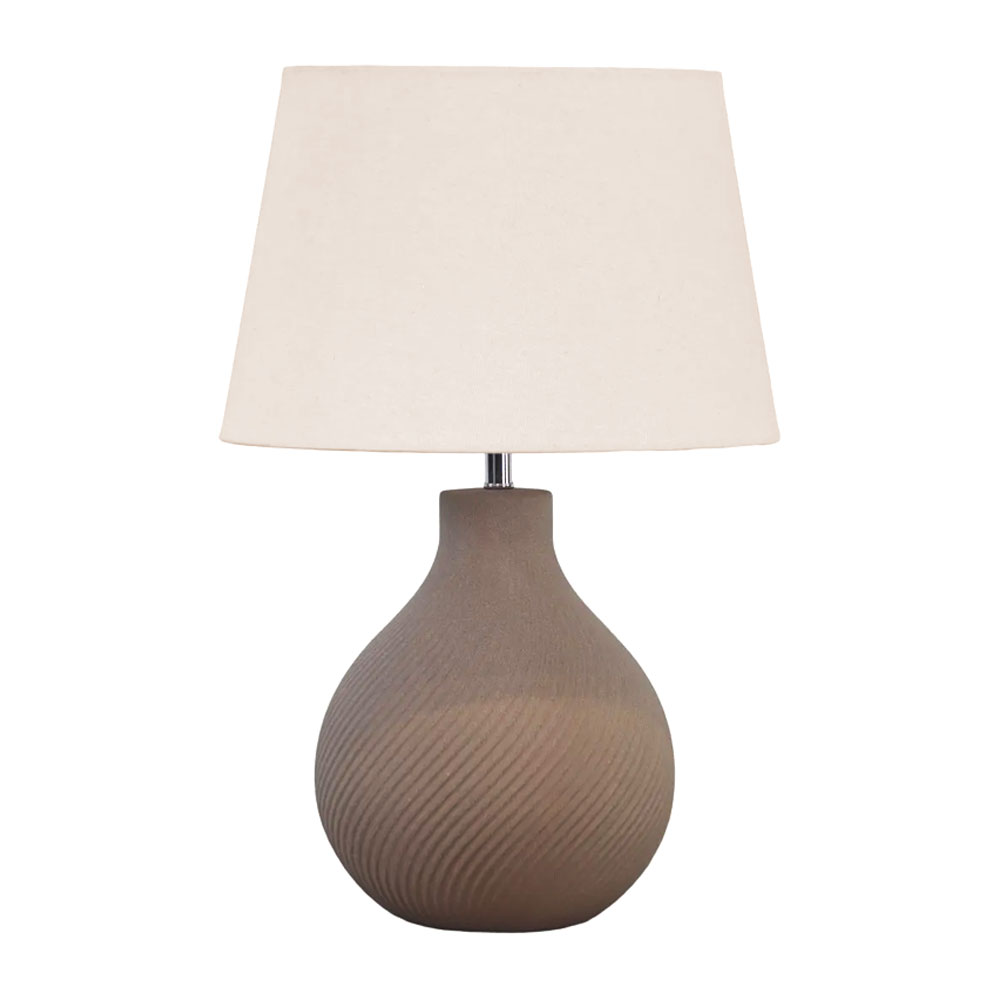 Manchester 50cm Brun lampe de table De Nordic Lighting - Ses couleurs chaudes et son design &eacute;l&eacute;gant font de cette lampe un &eacute;l&eacute;ment de d&eacute;coration intemporel, id&eacute;al pour cr&eacute;er une atmosph&egrave;re harmonieuse et chaleureuse.