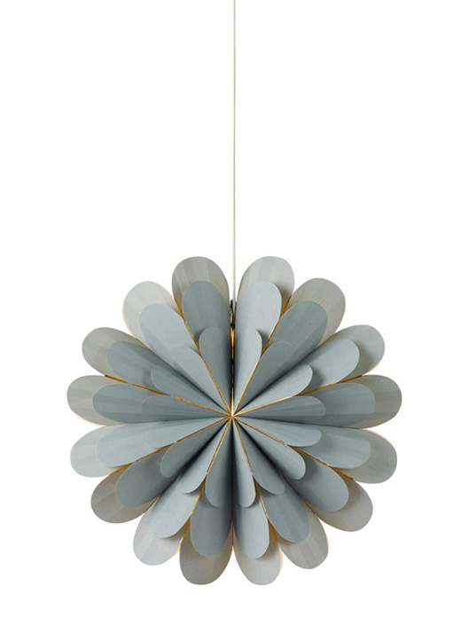 Marigold Ø45 Gris De Markslöjd - Le souci fournit une lumi&egrave;re subtile et harmonieuse qui illumine la pi&egrave;ce et cr&eacute;e une atmosph&egrave;re d&eacute;tendue et &eacute;l&eacute;gante pendant la p&eacute;riode de No&euml;l.