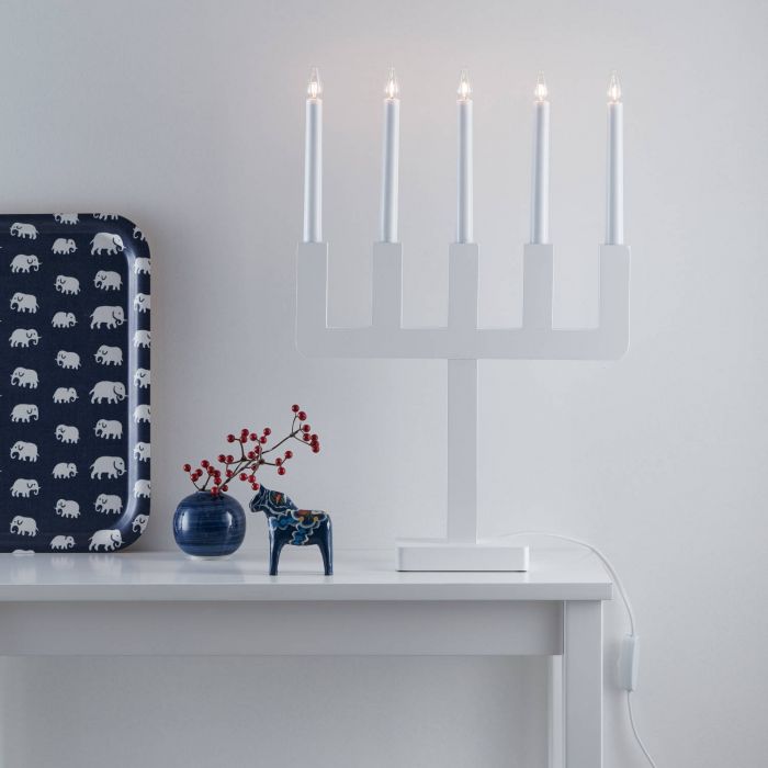 Sundstorp Blanc De Markslöjd - Livré avec un câble de 2 mètres avec interrupteur d'alimentation et prise murale pour une prise électrique standard.