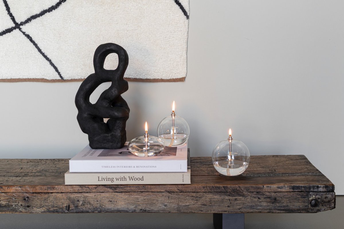 Oljelampa Aura Stor verre transparent De Mette Ditmer - Son design &eacute;l&eacute;gant et son verre fum&eacute; diffusent une lumi&egrave;re douce et chaleureuse qui cr&eacute;e une atmosph&egrave;re apaisante et chaleureuse.
