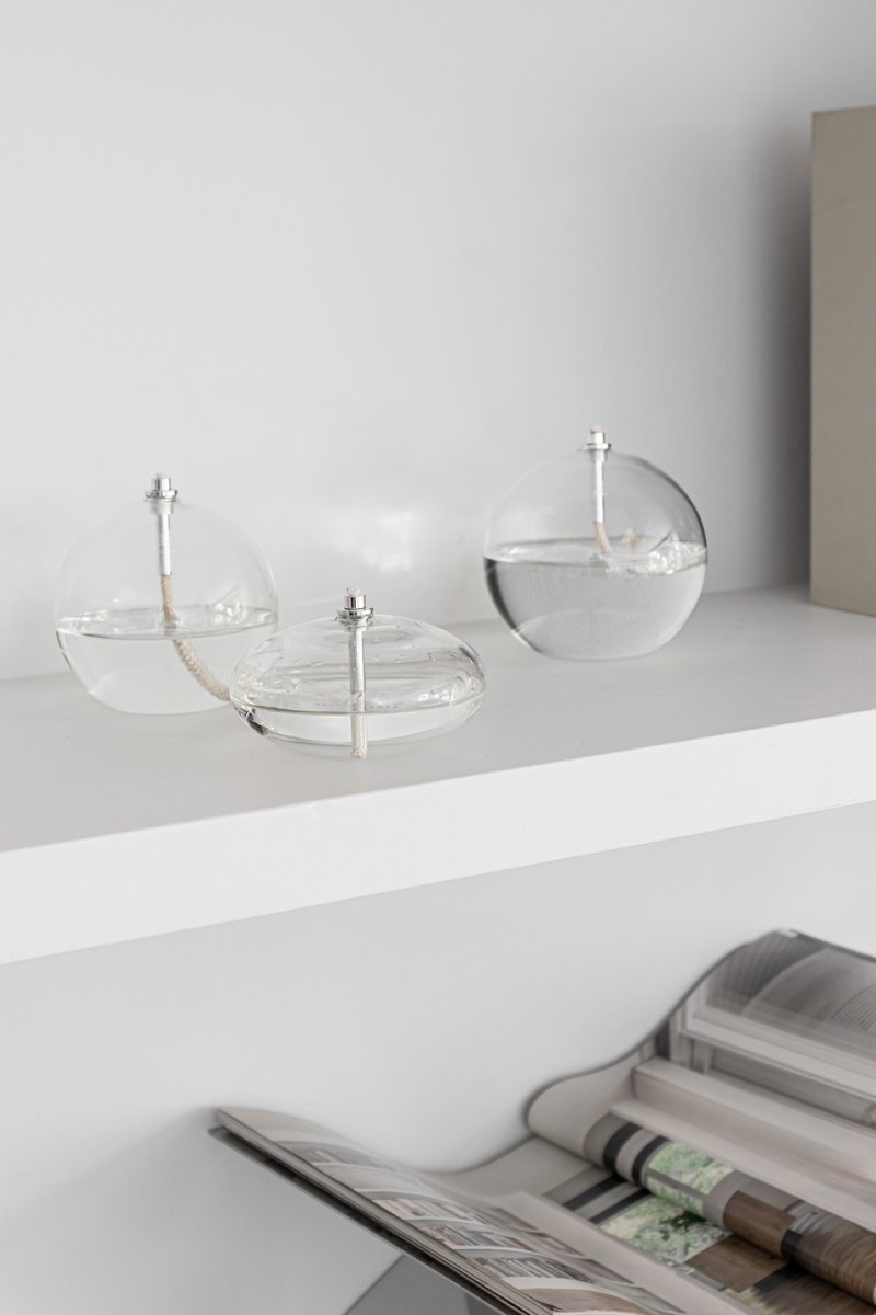 Oljelampa Aura Liten verre transparent De Mette Ditmer - Son design &eacute;l&eacute;gant et son verre fum&eacute; diffusent une lumi&egrave;re douce et chaleureuse qui cr&eacute;e une atmosph&egrave;re apaisante et chaleureuse.