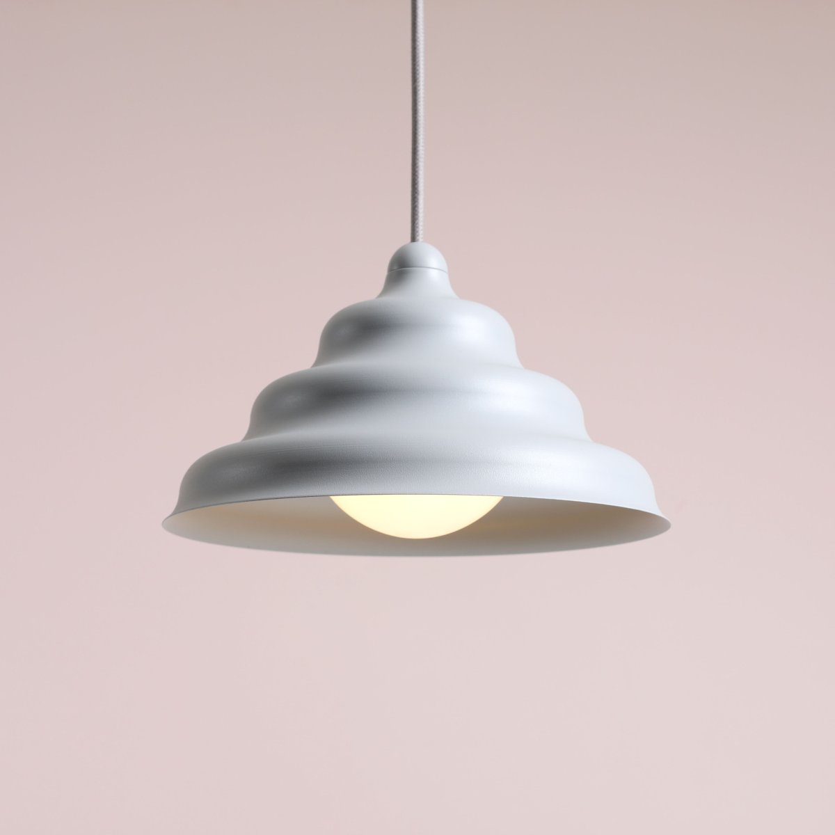 Wave Ø23 Bleu suspension De Artera - Wave est une suspension moderne au design rétro, ce qui en fait une lumière polyvalente qui s'intègre dans n'importe quelle maison.