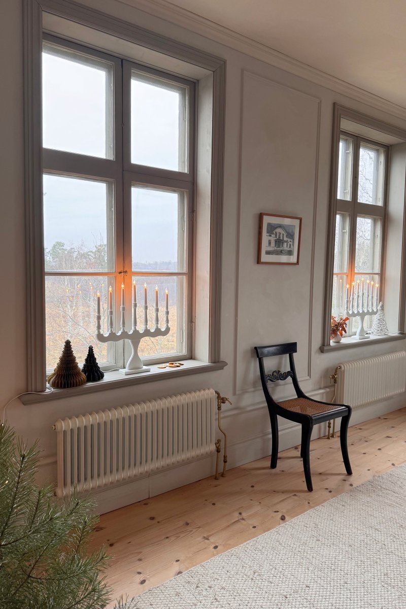 Svaneholm Blanc De Markslöjd - Bougeoir &agrave; sept bras en blanc qui s'int&egrave;gre dans n'importe quelle maison.
