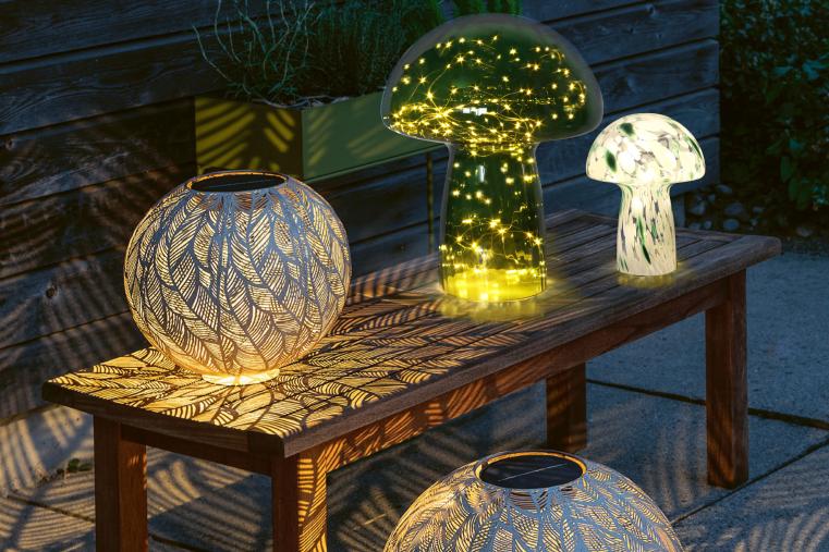 Mushroom 35cm Vert lampe de table De Pixie Design - Il est &eacute;quip&eacute; d'une minuterie et d'un variateur pratique &agrave; 5 niveaux pour r&eacute;gler la lumi&egrave;re selon les besoins, ce qui le rend parfait &agrave; la fois comme &eacute;clairage de travail et comme &eacute;clairage de soir&eacute;e confortable.