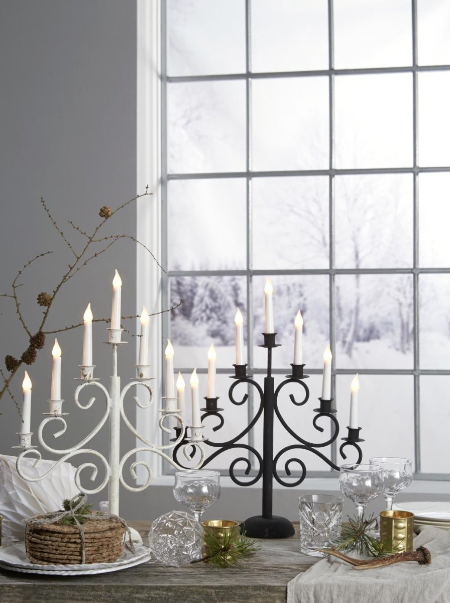 Smide 7 Blanc De Pixie Design - Un chandelier &eacute;l&eacute;gant et rustique en fer forg&eacute; &agrave; sept bras, dans une combinaison &eacute;l&eacute;gante de blanc et d'or antique.