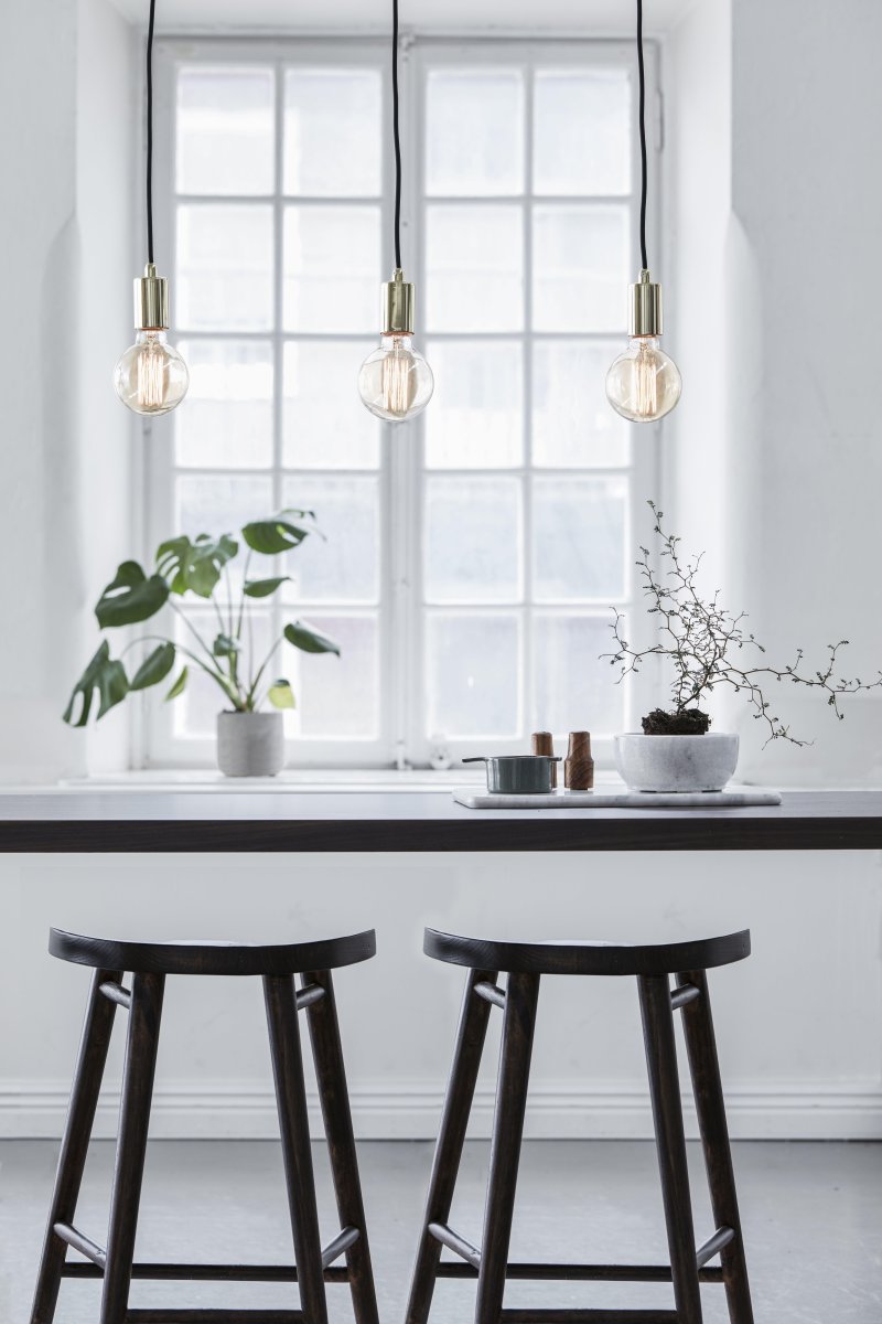 Sky 68cm Laiton suspension De Markslöjd - Avec ses trois douilles couleur laiton et ses c&acirc;bles textiles noirs, il donne un look moderne et minimaliste.