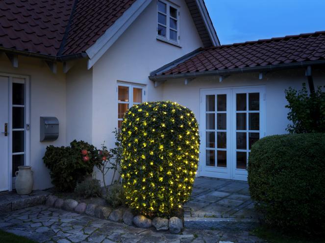 Filet Lumineux 2,5x2,5m Noir De Pixie Design - Avec une taille de 2,5 x 2,5 m et un c&acirc;ble de raccordement de 5 m de long, vous pouvez facilement d&eacute;corer votre jardin, balcon ou terrasse.
