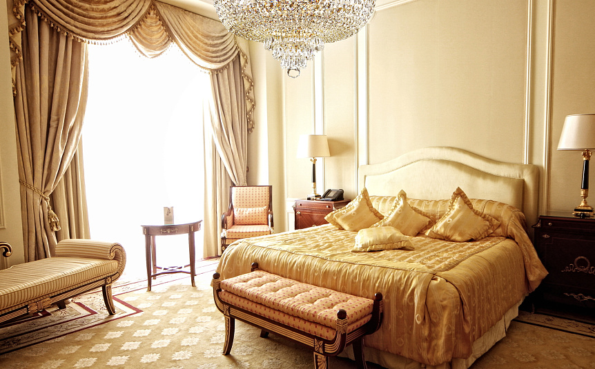 Palace Ø50 Or antique cristal De Maytoni - Les prismes scintillants refl&egrave;tent la lumi&egrave;re et cr&eacute;ent un jeu de lumi&egrave;re rayonnant qui conf&egrave;re &agrave; la pi&egrave;ce une atmosph&egrave;re luxueuse.