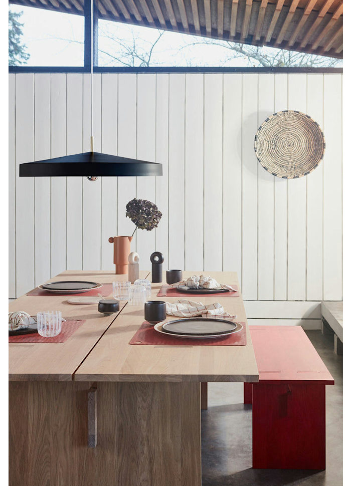 Hatto Ø65 Noir suspension De OYOY - Son abat-jour en forme de chapeau, inspir&eacute; du mot japonais &laquo;&nbsp;hatto&nbsp;&raquo;, lui conf&egrave;re un style moderne qui s'int&egrave;gre parfaitement &agrave; tous les int&eacute;rieurs.