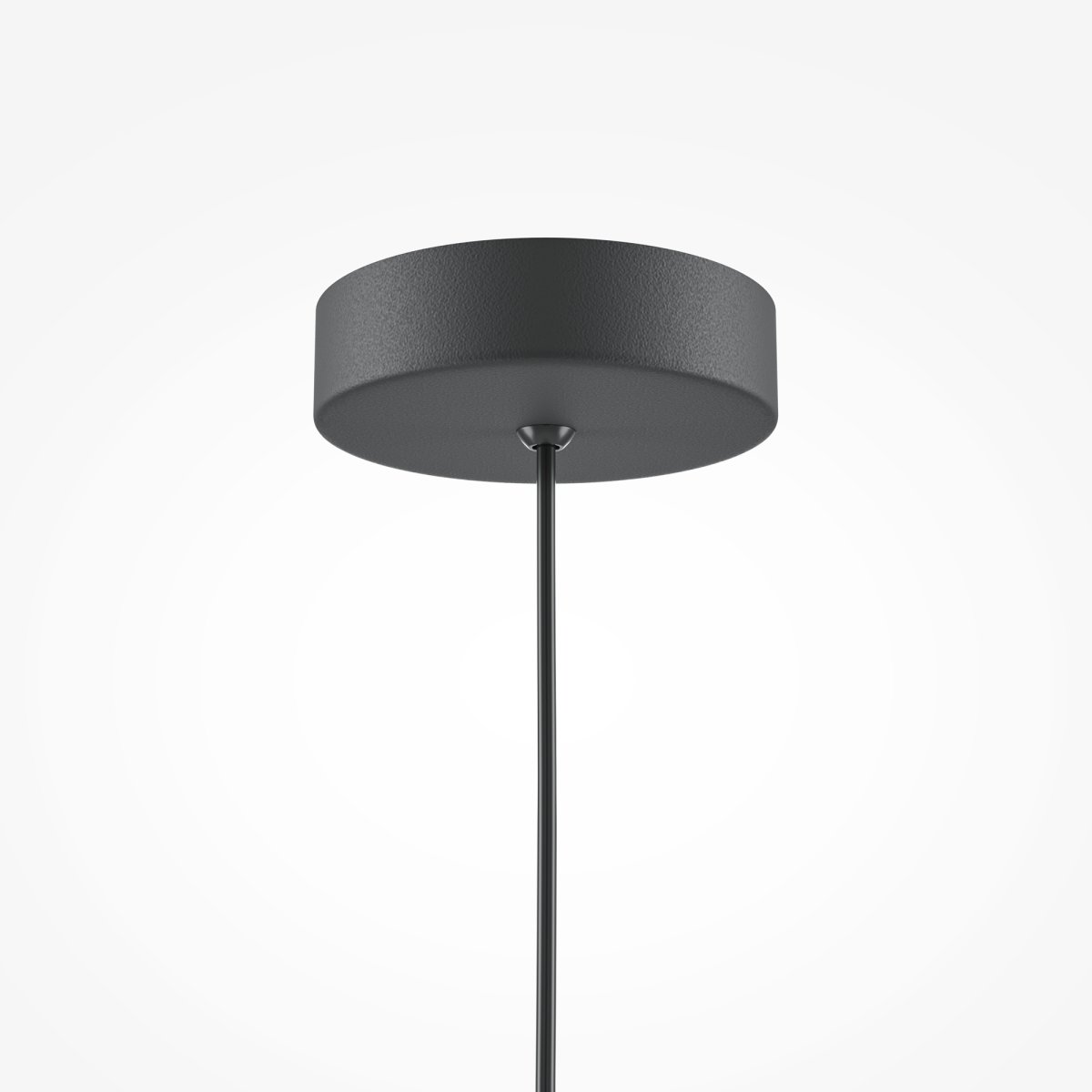 Basic colors Ø35 Noir suspension De Maytoni - Avec son abat-jour en forme de croissant d'un noir &eacute;l&eacute;gant, il &eacute;met une lumi&egrave;re dirig&eacute;e et agr&eacute;able qui cr&eacute;e une atmosph&egrave;re moderne et harmonieuse.