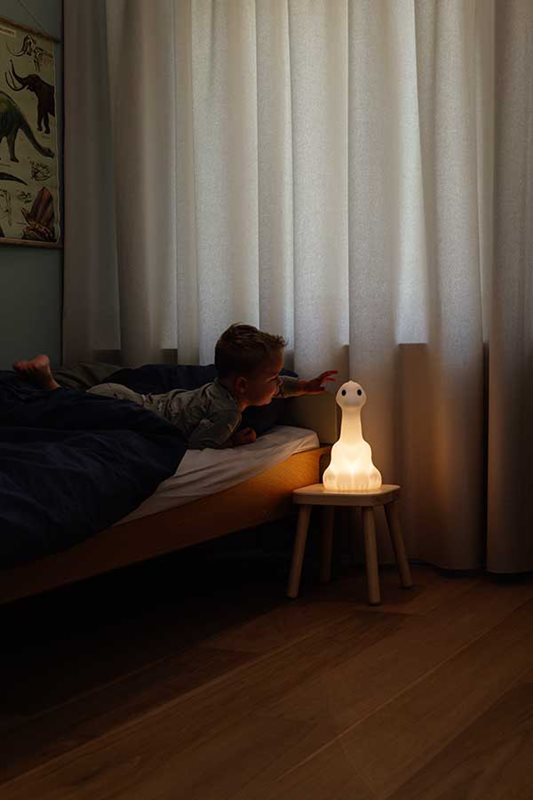 Nova First Light Blanc lampe pour enfant De Mr Maria - Nova est fabriqu&eacute; en silicone de haute qualit&eacute; sans BPA et est &agrave; la fois s&ucirc;r et durable, ce qui en fait un compagnon s&ucirc;r pour votre enfant.