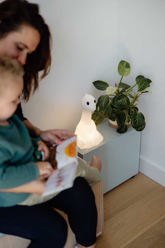 Nova First Light Blanc lampe pour enfant De Mr Maria - Nova est fabriqu&eacute; en silicone de haute qualit&eacute; sans BPA et est &agrave; la fois s&ucirc;r et durable, ce qui en fait un compagnon s&ucirc;r pour votre enfant.