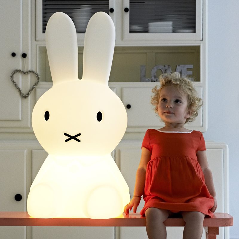 Miffy XL Blanc lampe pour enfant De Mr Maria - Miffy XL, le plus grand lapin de la série Miffy, mesure 80 cm de haut et dispose d'un éclairage LED à intensité variable avec 6 réglages d'éclairage, dont le mode nuit.