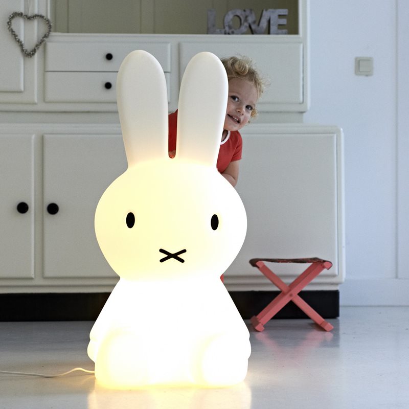 Miffy XL Blanc lampe pour enfant De Mr Maria - Miffy XL, le plus grand lapin de la série Miffy, mesure 80 cm de haut et dispose d'un éclairage LED à intensité variable avec 6 réglages d'éclairage, dont le mode nuit.