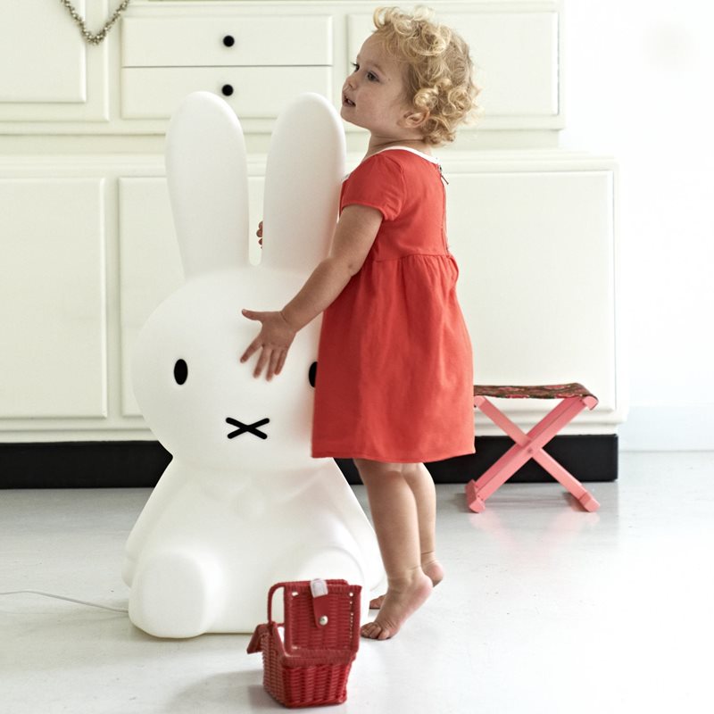 Miffy XL Blanc lampe pour enfant De Mr Maria - Miffy XL, le plus grand lapin de la série Miffy, mesure 80 cm de haut et dispose d'un éclairage LED à intensité variable avec 6 réglages d'éclairage, dont le mode nuit.