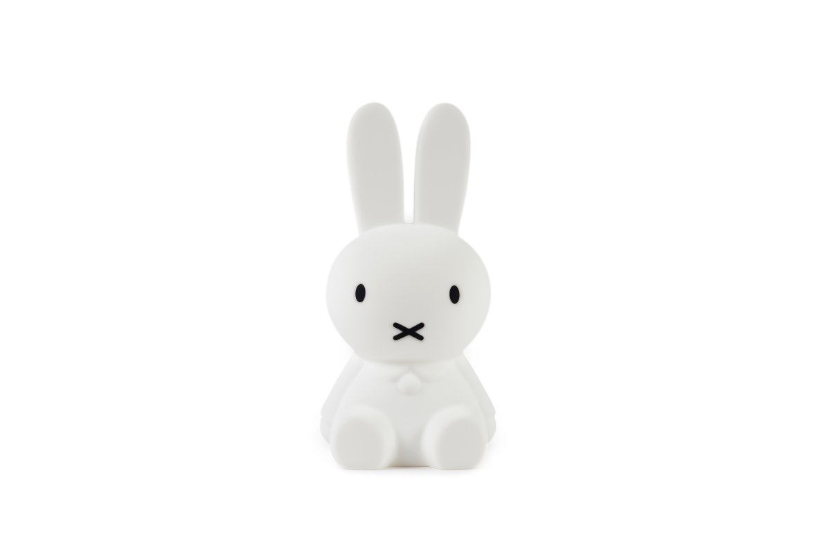 Miffy First Light Blanc lampe pour enfant De Mr Maria - Miffy First Light est rechargeable via un câble USB, mesure 30 cm de haut et dispose d'un module LED dimmable.