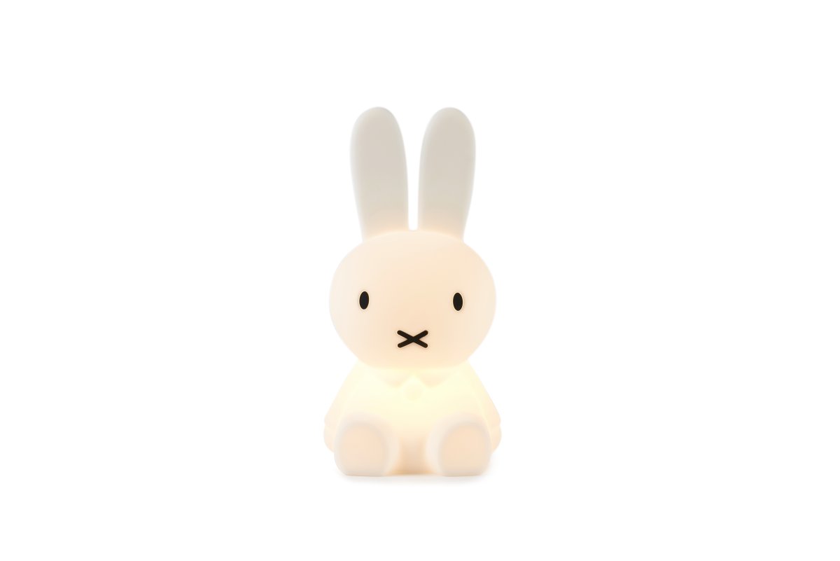 Miffy First Light Blanc lampe pour enfant De Mr Maria - Miffy First Light est rechargeable via un câble USB, mesure 30 cm de haut et dispose d'un module LED dimmable.