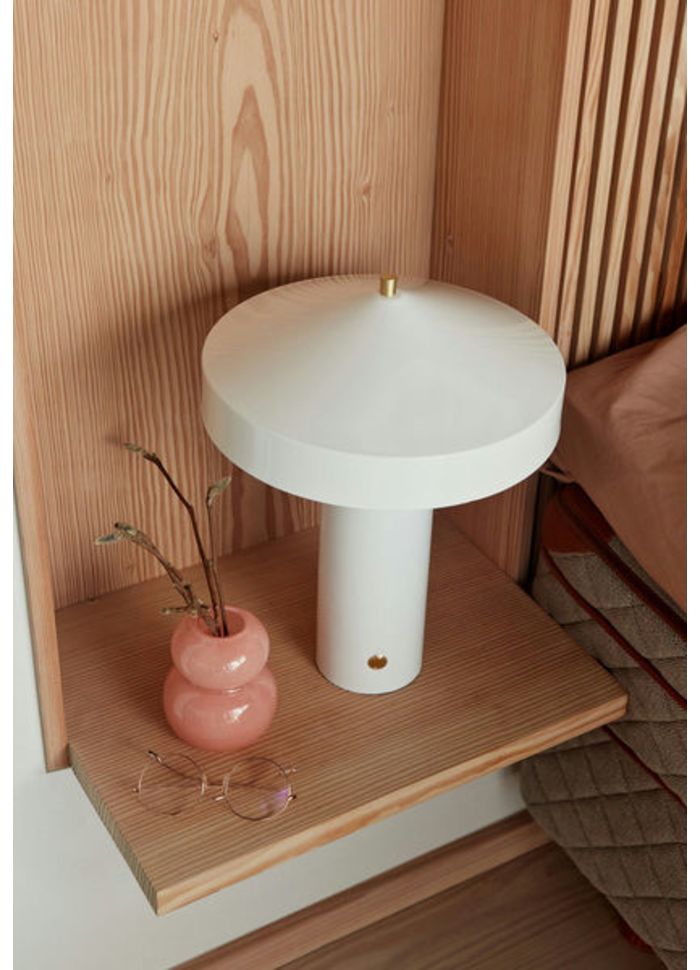 Hatto 40cm Blanc lampe de table De OYOY - Elle fait partie de la célèbre série Hatto et est disponible en plusieurs coloris modernes.