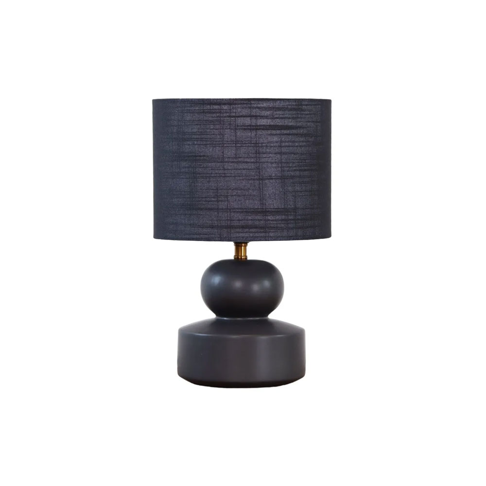 Muschi 36cm Noir lampe de table De Nordic Lighting - La lampe de table noire &laquo;&nbsp;Pussy&nbsp;&raquo; est dot&eacute;e d'un pied en c&eacute;ramique moderne aux formes d&eacute;licatement arrondies et d'un abat-jour en lin assorti.