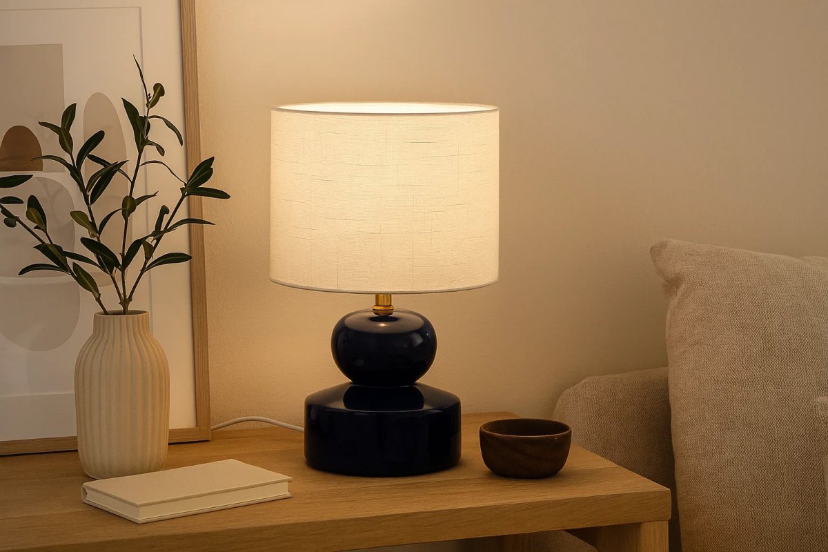 Muschi 36cm Bleu lampe de table De Nordic Lighting - Son &eacute;l&eacute;gante combinaison de couleurs et son design raffin&eacute; en font un ajout &eacute;l&eacute;gant et fonctionnel &agrave; votre int&eacute;rieur.