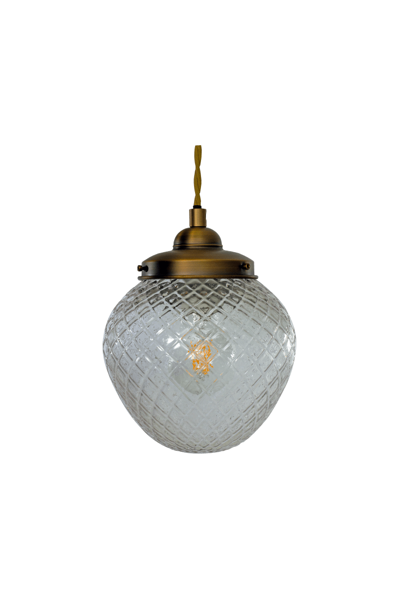 Gatsby Ø15 Laiton antique lampe de fenêtre De Aneta Lighting - Le verre textur&eacute; conf&egrave;re &agrave; la suspension un caract&egrave;re unique et cr&eacute;e un magnifique jeu de lumi&egrave;re une fois allum&eacute;e.
