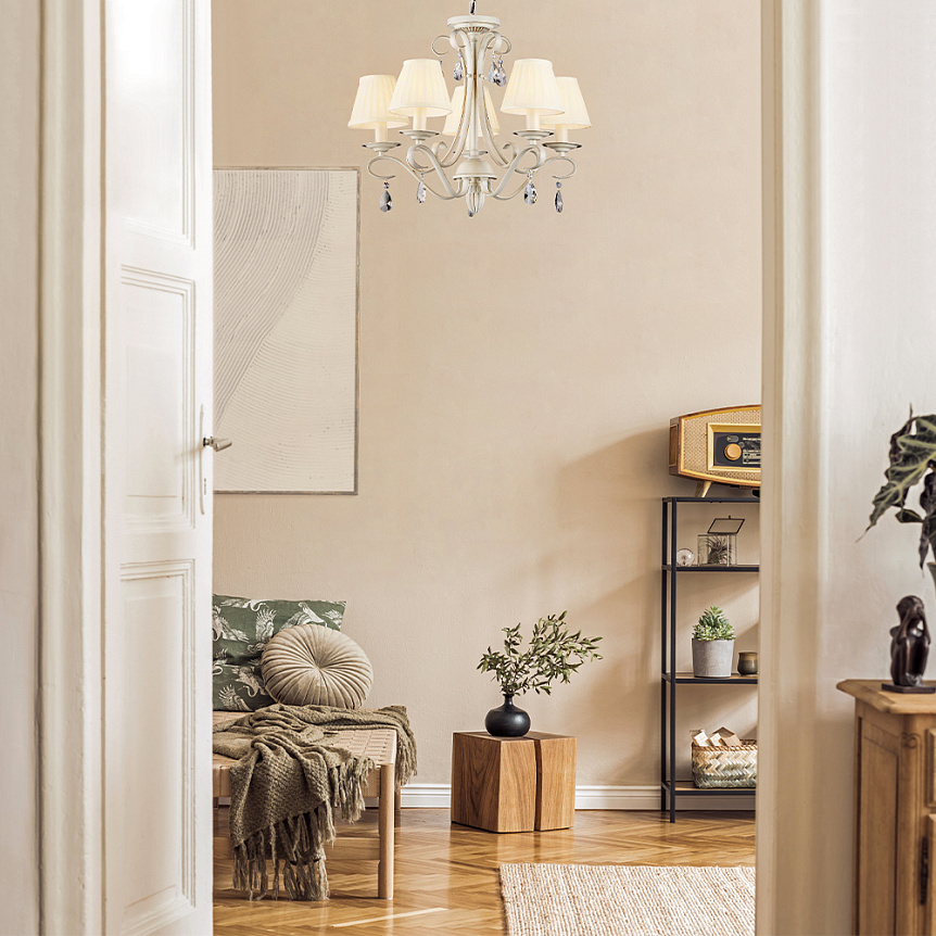 Brionia Ø58 Blanc suspension De Maytoni - Les &eacute;l&eacute;gants abat-jour textiles, associ&eacute;s &agrave; des prismes scintillants, offrent une lumi&egrave;re douce et agr&eacute;able et une atmosph&egrave;re romantique.