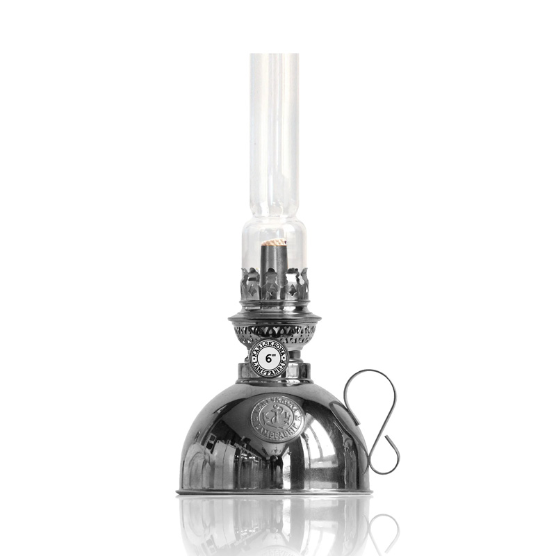 Nattlampa Nickel De Karlskrona lampfabrik - Tr&egrave;s populaire en raison de sa forme simple et de sa jolie petite poign&eacute;e en forme de S.