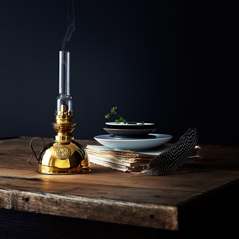 Nattlampa Laiton De Karlskrona lampfabrik - Une petite lampe de poche classique, destin&eacute;e &agrave; l'origine &agrave; &ecirc;tre conserv&eacute;e sur la table de chevet pour toute personne devant se lever dans le noir.