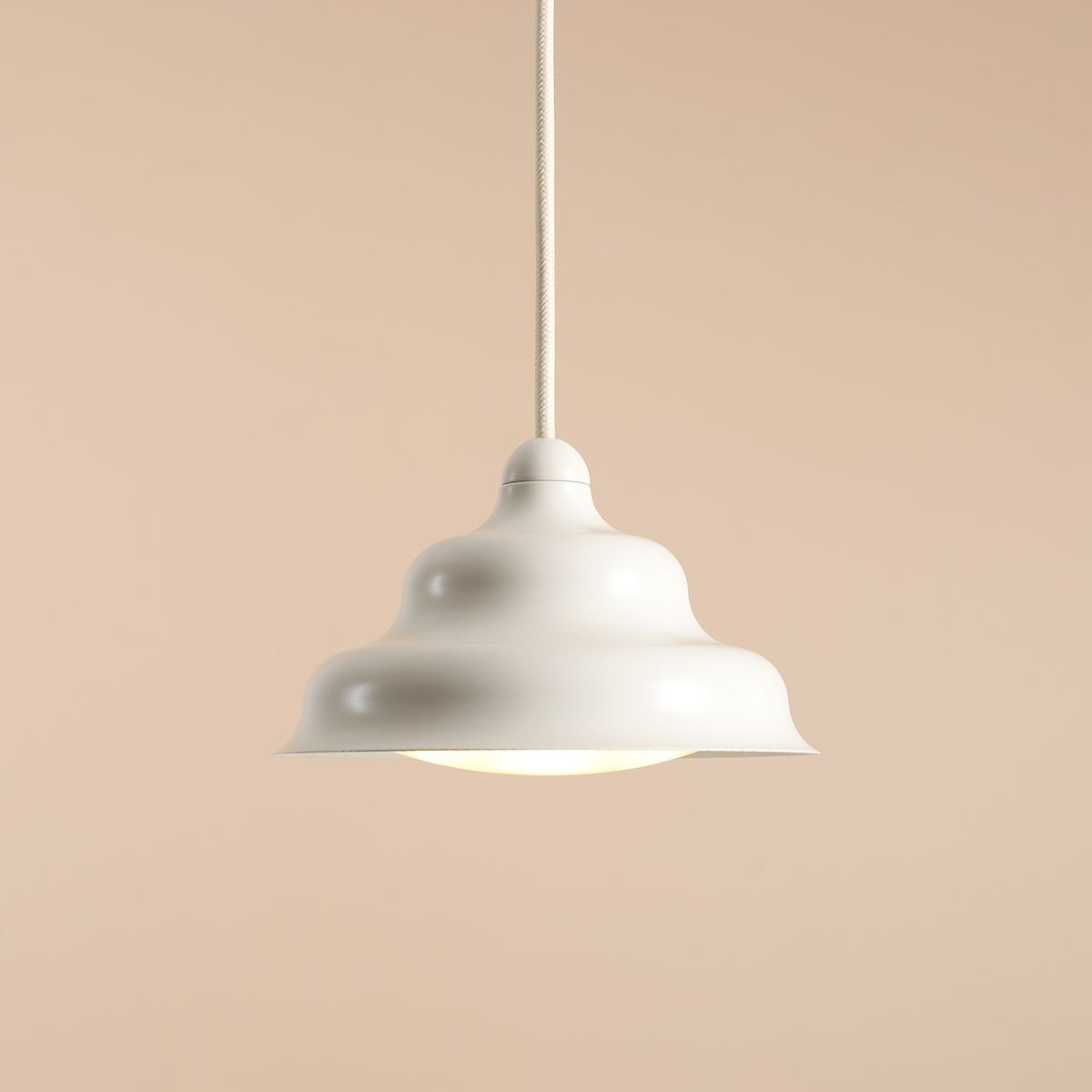 Wave Ø17 Blanc crémeux suspension De Artera - Wave est une suspension moderne au design rétro, ce qui en fait une lumière polyvalente qui s'intègre dans n'importe quelle maison.