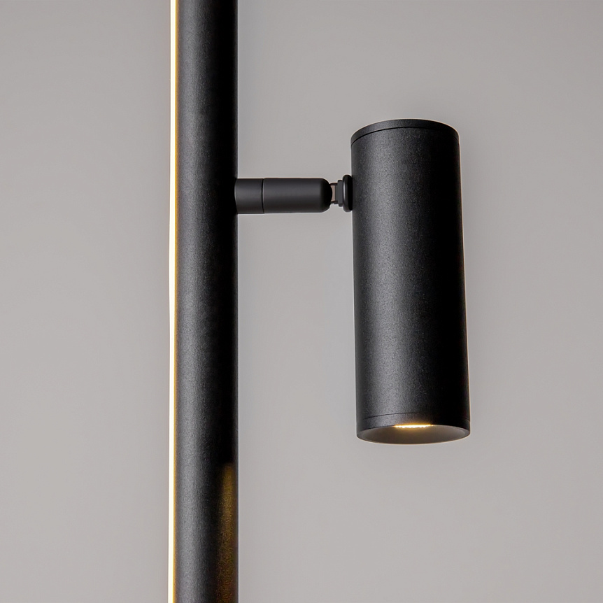 Thin Noir lampadaire De Maytoni - Il est dot&eacute; d'un projecteur mobile avec une lumi&egrave;re vive, parfait comme lampe de lecture, et d'un variateur tactile pour un contr&ocirc;le facile de la lumi&egrave;re.
