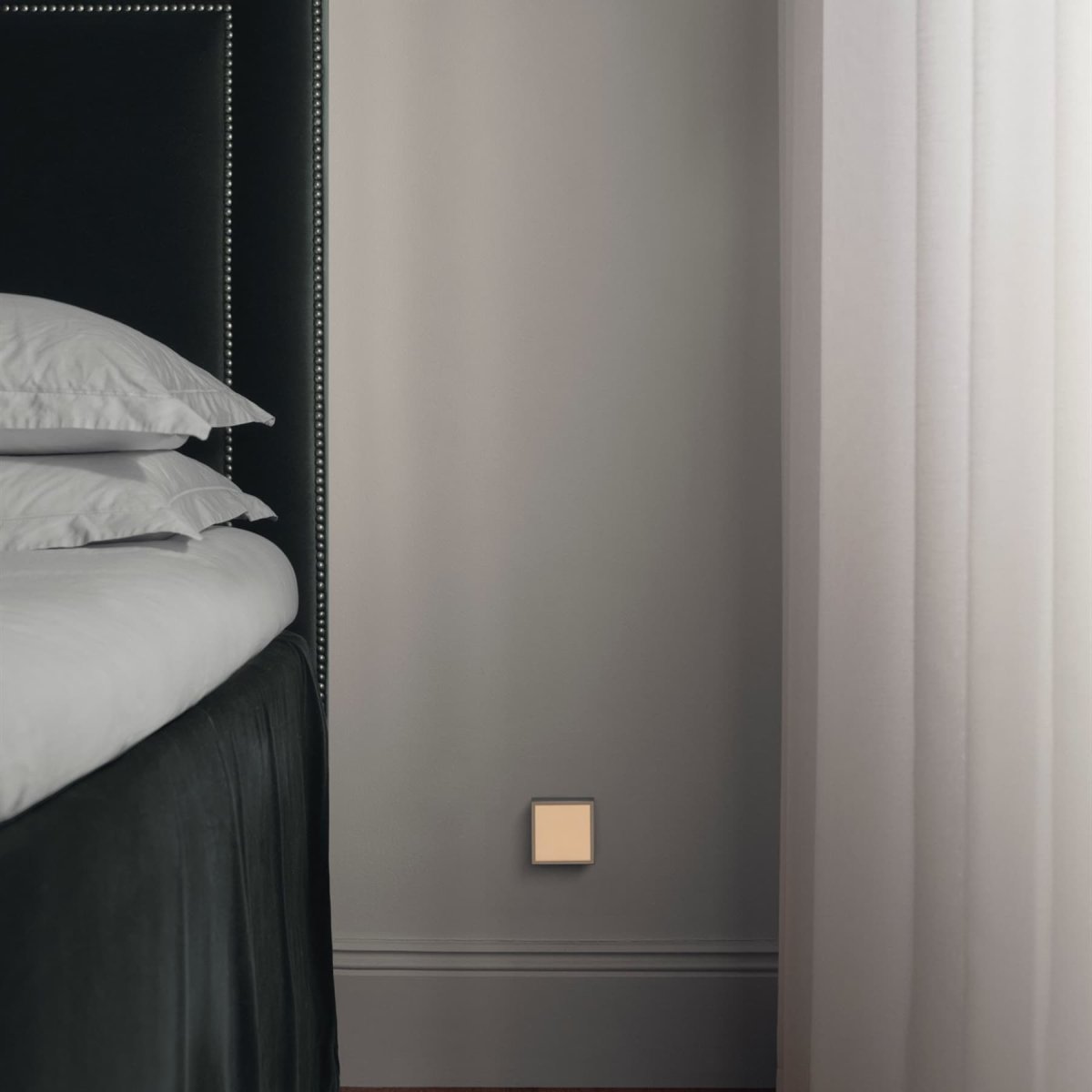 LAMP 1 - EU Gris De Avolt - Cette petite lampe pratique se branche directement sur une prise murale standard de 230 V et est id&eacute;ale comme veilleuse ou lampe d'ambiance dans les couloirs, les chambres ou toute pi&egrave;ce o&ugrave; vous souhaitez un &eacute;clairage doux.