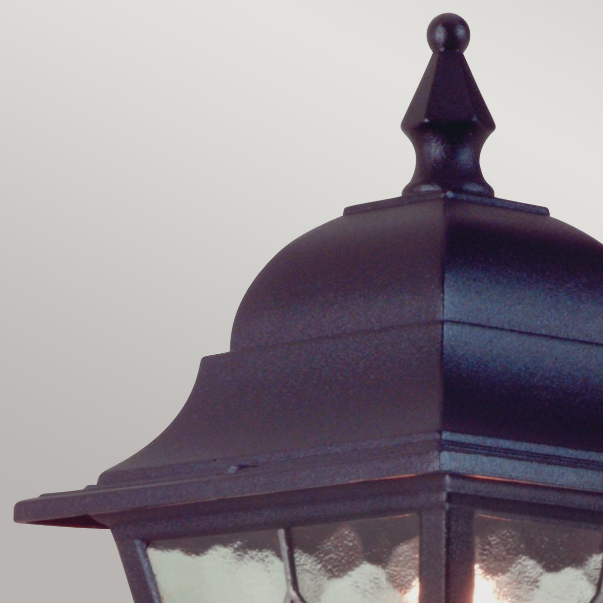 Norfolk Noir lampe d’extérieur De Elstead Lighting - Il est fabriqu&eacute; en aluminium moul&eacute; et en verre plomb&eacute; et allie durabilit&eacute; et esth&eacute;tique.