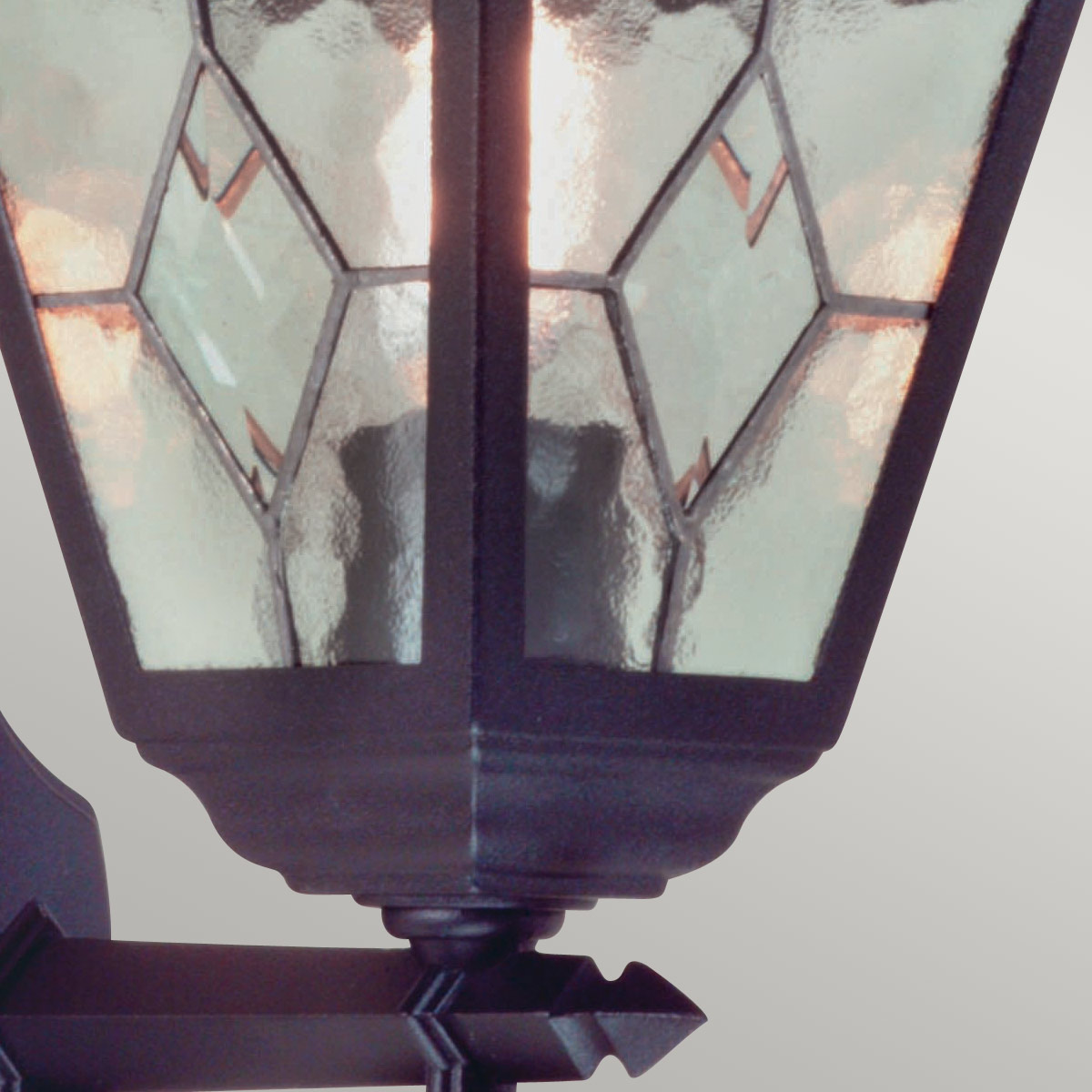 Norfolk Noir lampe d’extérieur De Elstead Lighting - Il est fabriqu&eacute; en aluminium moul&eacute; et en verre plomb&eacute; et allie durabilit&eacute; et esth&eacute;tique.