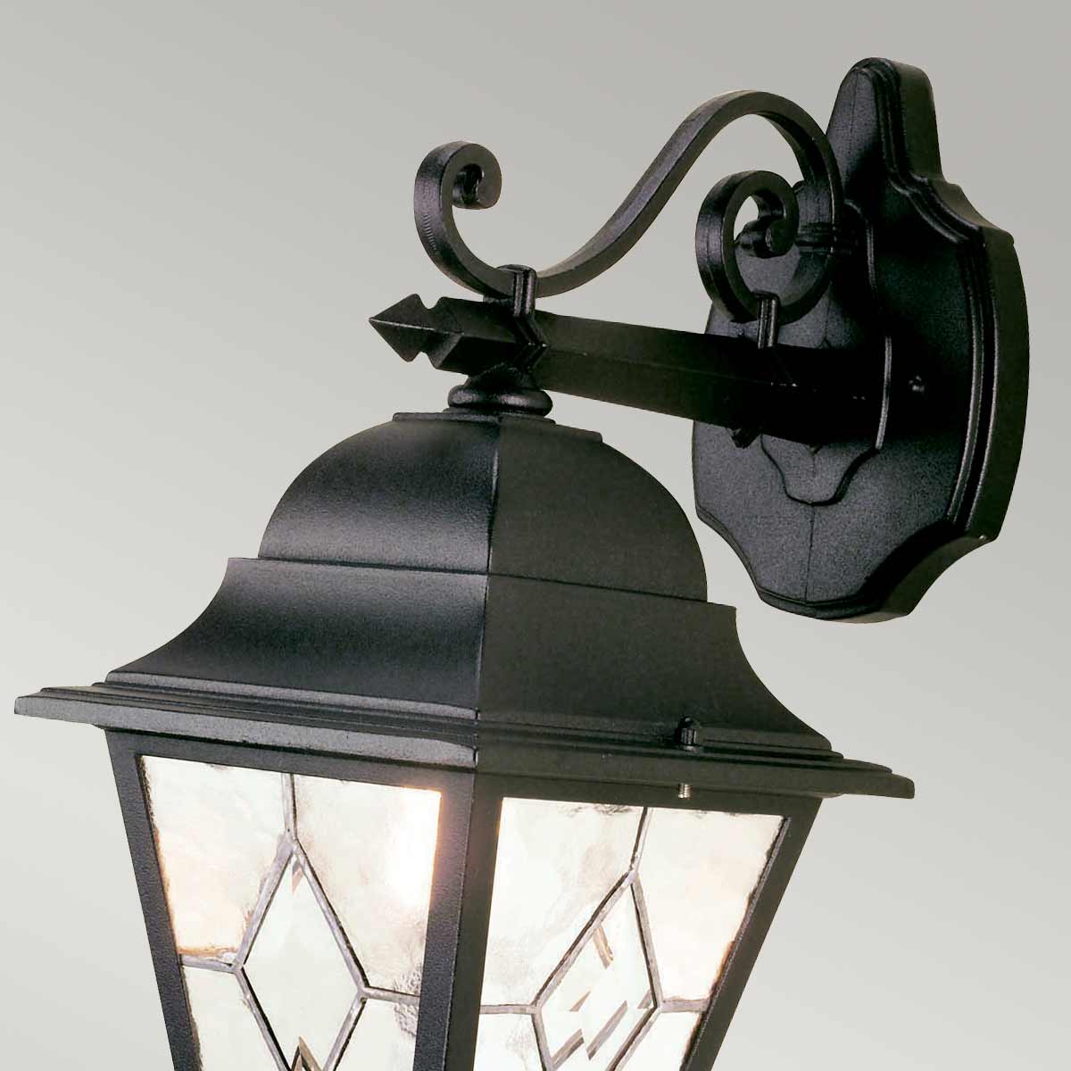 Norfolk Noir lampe d’extérieur De Elstead Lighting - Il est fabriqu&eacute; en aluminium moul&eacute; et en verre plomb&eacute; et allie durabilit&eacute; et esth&eacute;tique.